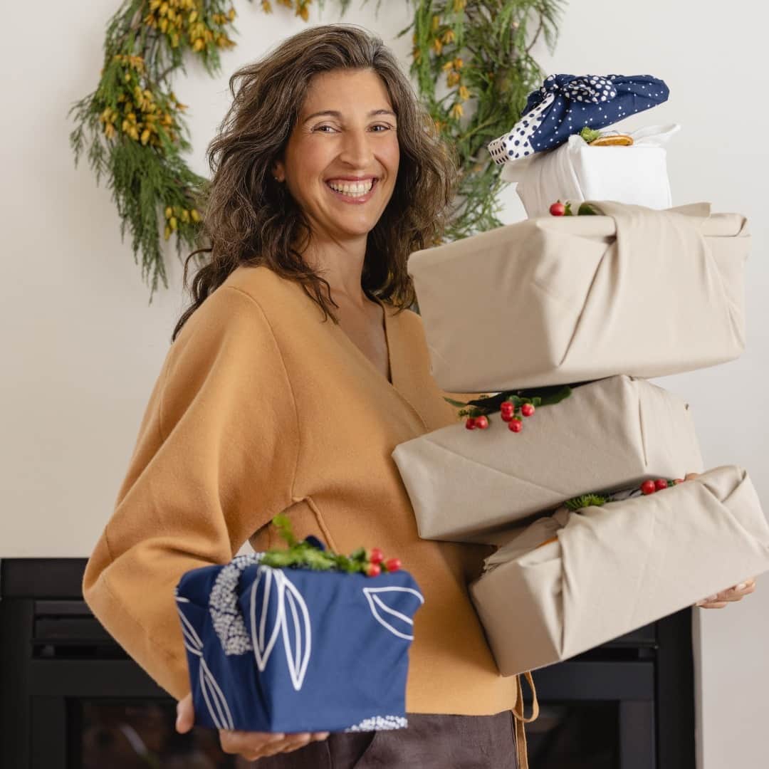 近藤麻理恵のインスタグラム：「We're still celebrating 7 days of gifting at @konmari.co! Today, in celebration of the upcoming holiday season, when you spend $75 in the Shop, you'll receive a limited edition furoshiki as a gift from me. Visit the link in my bio to shop.」