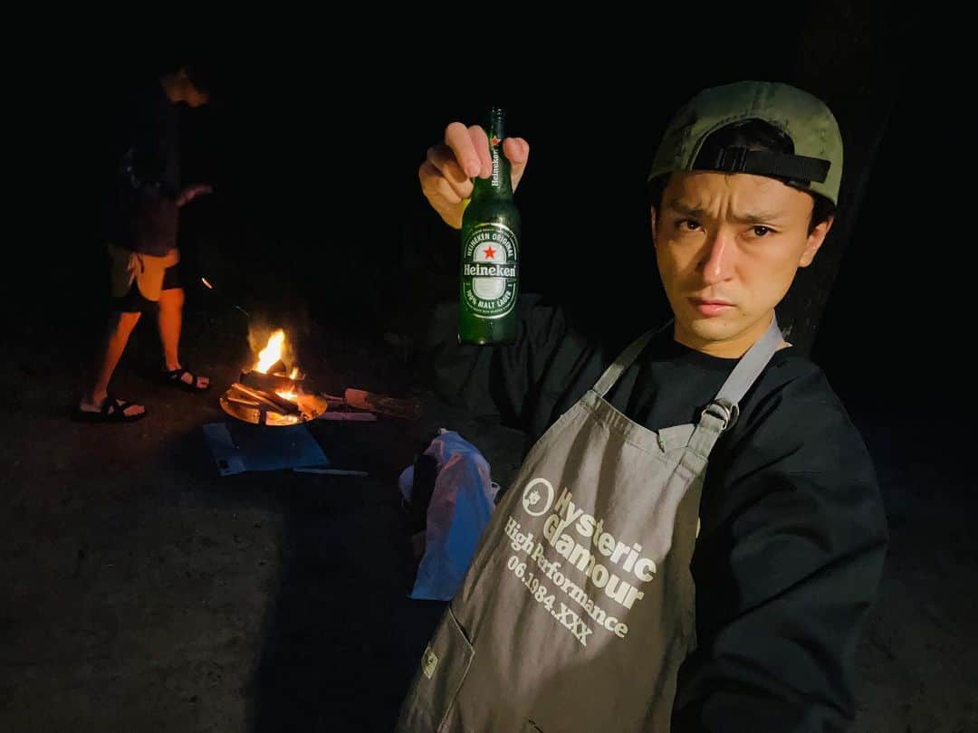 としみつのインスタグラム：「先日、男3人でキャンプしてきた🏕  結局年一やん！！！ この3人のLINEグループ名なぜかハングル文字でなんで書いてあるかわからんし。  キャンプ場だとマジで酔わない説やりたい。無限にビール飲んでた。  あとタバコ吸ってるかと思ったらポテチだった。  最高！  #キャンプ  #camp  #jeepwrangler」