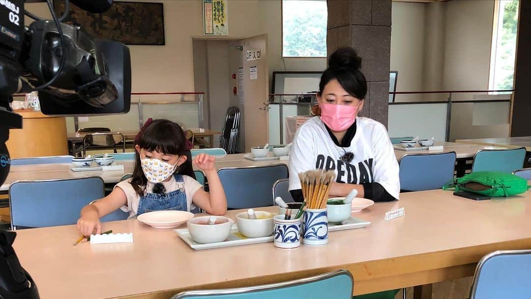 舟橋菜々さんのインスタグラム写真 - (舟橋菜々Instagram)「まじめえひめ研究所のロケ第三話が公開されました📺💡 https://youtu.be/DdozlOCgNyQ  今回は愛媛を代表する焼物“砥部焼”の絵付け体験です🎨 唐突に“おかざき”って書いたり、自らを“マッシュ”って名乗ったり、謎ワード連発してました😂😅💡  自分で描いたお皿はやはり愛着が湧くのか、届いて以来毎日使うお気に入りぶりです🥳 次週はいよいよ友近さんとキャンプ開始🏕✨ また公開されたらお知らせしますね💡 #youtube#ehime#ehimejapan#painting#plate#gourmet#food#nature#trip#sightseeing#youtube#まじめなえひめ研究所#まじめえひめ#砥部焼#絵付け#お皿#おかざき#謎#愛媛#キャンプ#松山#道後#道後温泉#坊ちゃん#みきゃん#友近 さん#瑠花るか丸#大好き」10月21日 20時07分 - wombatnana