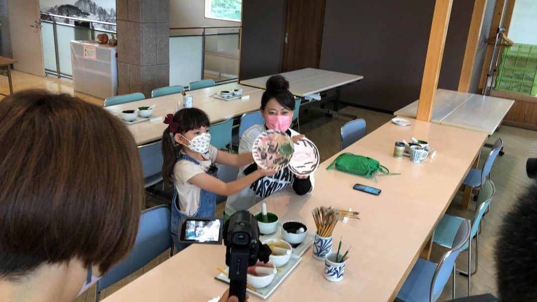 舟橋菜々さんのインスタグラム写真 - (舟橋菜々Instagram)「まじめえひめ研究所のロケ第三話が公開されました📺💡 https://youtu.be/DdozlOCgNyQ  今回は愛媛を代表する焼物“砥部焼”の絵付け体験です🎨 唐突に“おかざき”って書いたり、自らを“マッシュ”って名乗ったり、謎ワード連発してました😂😅💡  自分で描いたお皿はやはり愛着が湧くのか、届いて以来毎日使うお気に入りぶりです🥳 次週はいよいよ友近さんとキャンプ開始🏕✨ また公開されたらお知らせしますね💡 #youtube#ehime#ehimejapan#painting#plate#gourmet#food#nature#trip#sightseeing#youtube#まじめなえひめ研究所#まじめえひめ#砥部焼#絵付け#お皿#おかざき#謎#愛媛#キャンプ#松山#道後#道後温泉#坊ちゃん#みきゃん#友近 さん#瑠花るか丸#大好き」10月21日 20時07分 - wombatnana