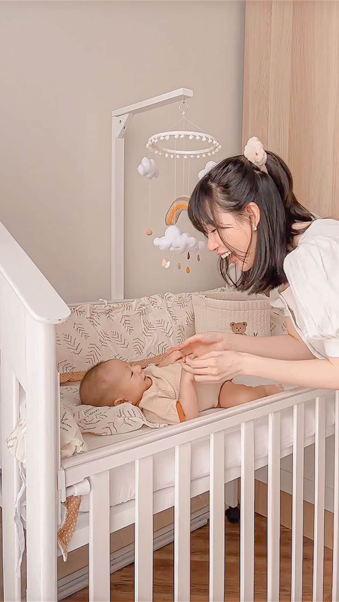 エリッサ・ヤマダのインスタグラム：「Whether it’s taking a long shower, watching funny tv shows, or indulging in comfort foods, we mamas need our me-time to cope with the ever-so-magical-yet-exhausting journey of motherhood, amirite or amirite? 💪😌  Speaking of comfort foods (or drinks), bone broth from @brothnco has been my go-to whenever I’m feeling under the weather, or simply craving for something hearty, really. Every jar tastes like a hug🤎, and it’s even more comforting to know that @brothnco take their product quality and safety very seriously, like getting a HACCP certification (global standard for food safety). Bisnis F&B yang punya sertifikat ini artinya tingkat keamanan produk mereka sangat tinggi —penting banget buat aku yang masih menyusui, dan nantinya buat Ray pas dia mulai MPASI ☺️  What about you, mamas? What’s your idea of ‘Me Time’? Share it on the comment box below and I’ll pick 5 answers to win 3 jars of @brothnco each (Jabodetabek area only - closed on Monday)! ✨」