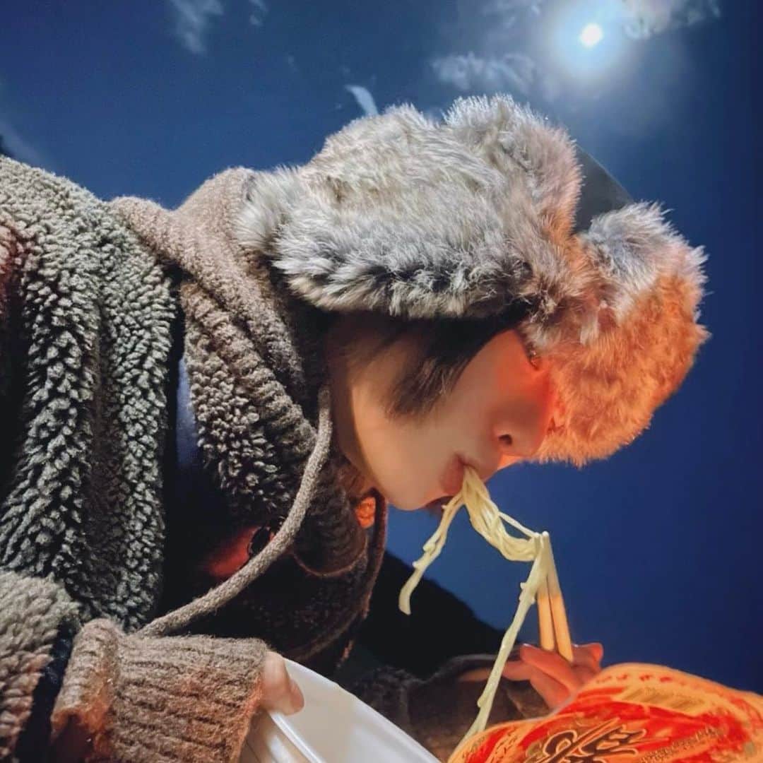 樋口柚子のインスタグラム：「キャンプ！ さむさむの空の下で食べるラーメン最高〜〜🤤🍜」