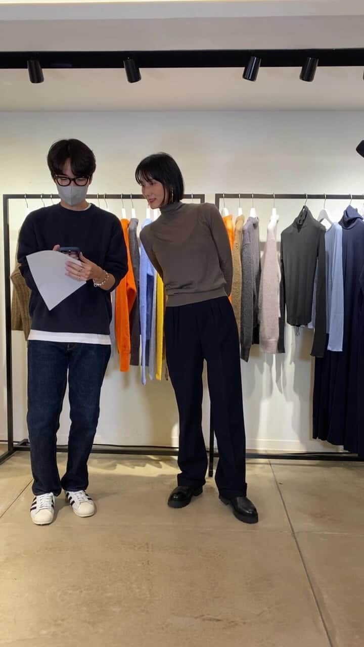 坪田あさみのインスタグラム：「Knit bar インスタライブ ニット専門ブランドだけあって 素材や編み地、シルエット、色出しのこだわりがすごいです‼️ アーカイブぜひご覧ください☺️ ご購入はアイネックスオンラインより🙌🏼」