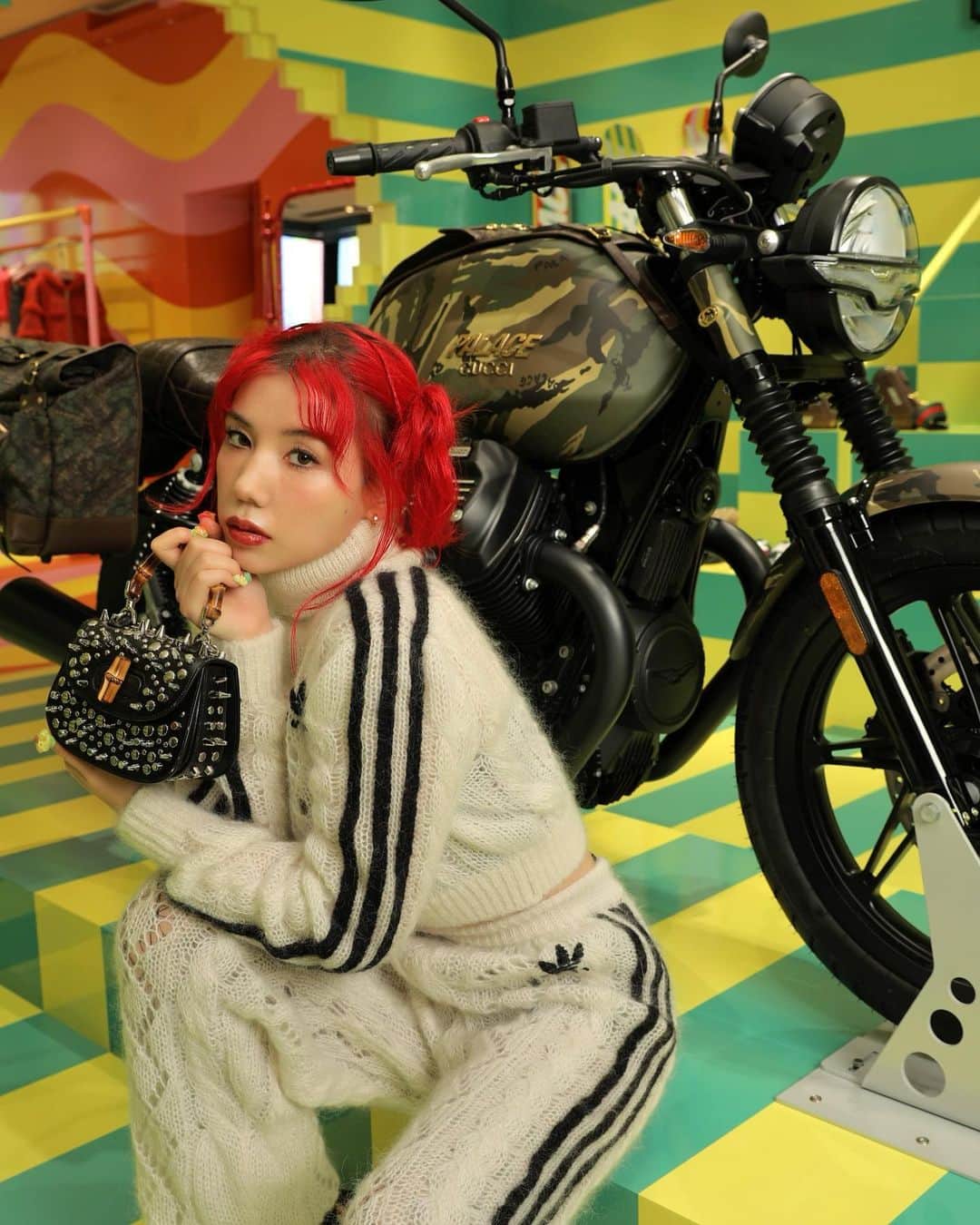 のインスタグラム：「グッチ渋谷ミヤシタパークで明日から開催されるスペシャルなポップアップに行ってきたよ❤️‍🔥❤️‍🔥❤️‍🔥 @palaceskateboards とのコラボアイテムだったり、過去の商品をリメイクした一点物のアイテムなどレアアイテムが大集合な空間でした🥰💘🪄 ポップアップは10/22 (土)~11 /4(金)まで開催中🫶🏻❣️❣️❣️  あーん✨ 爆買い魂が震え上がる😂❤️‍🔥  こちらのバイク、キツネさんいかがですか？🦊w  @gucci @guccivault #GucciVault」