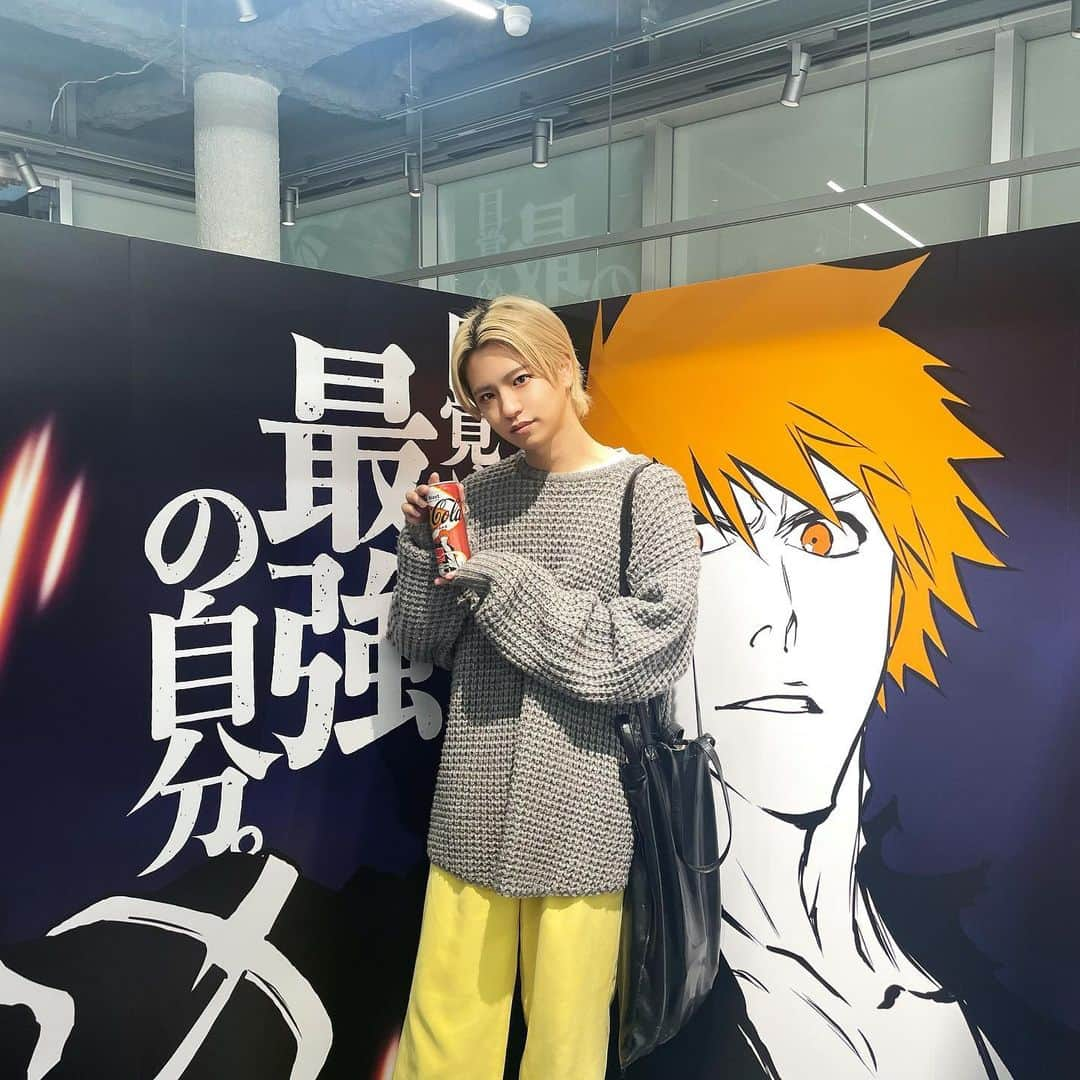 米村海斗のインスタグラム：「atmos Shinjukuで開催中のコカ・コーラ×「BLEACH 千年血戦篇」のコラボ缶「コカ・コーラ ゼロ シュガー ソウルブラスト」のPOP-UP STOREにお邪魔してきました❤️‍🔥❤️‍🔥 一護のボイス付き自販機があって、BLEACH見てた俺からしたらだいぶ上がった❤️‍🔥❤️‍🔥 限定コラボグッズもあったから、良かったらチェックしてみて〜！ 11月6日までやってるみたいやから気になったら行ってみて！ #コカコーラ #BLEACH #SoulBlast #目覚めよ最強の自分 #PR」