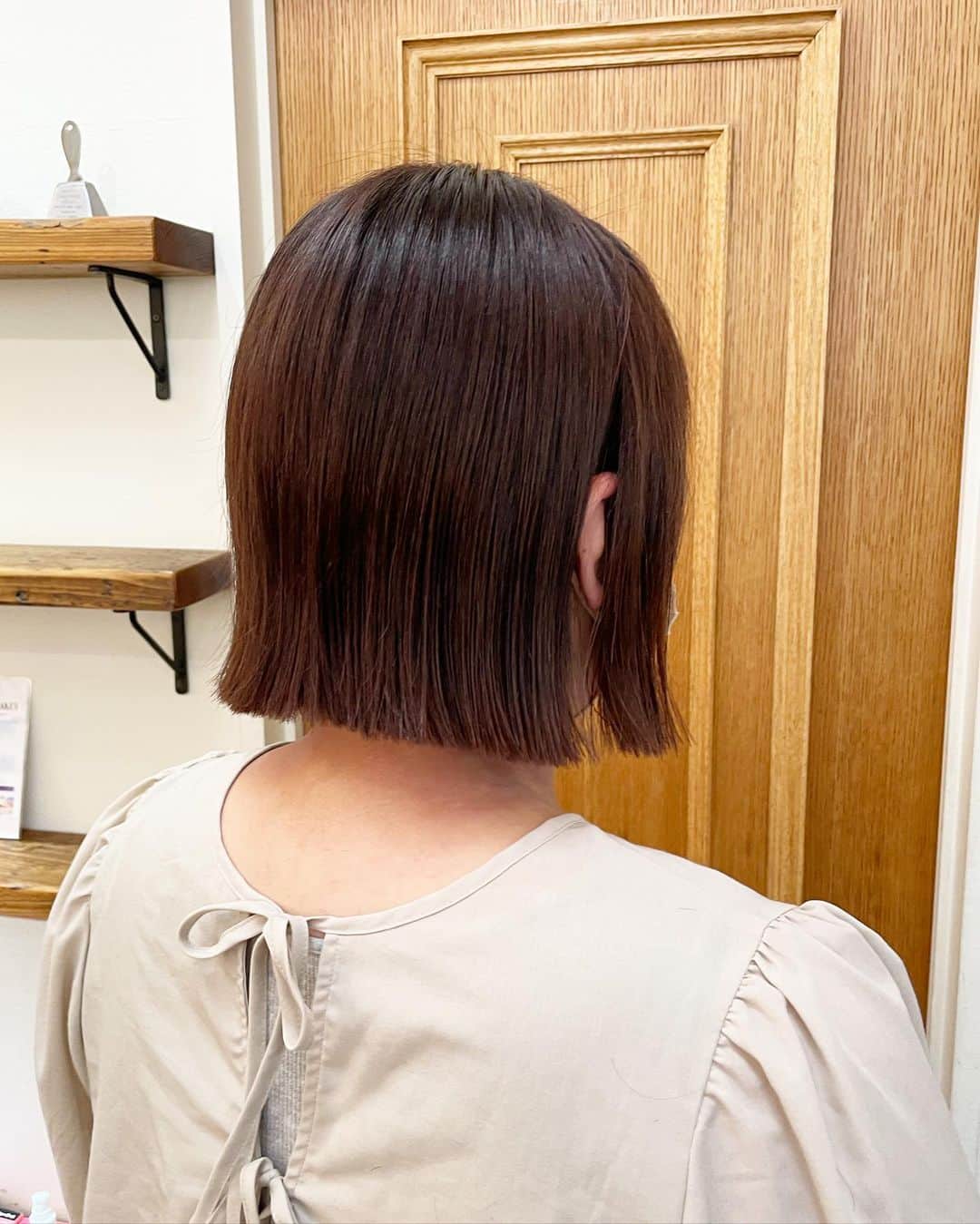 江畠大地のインスタグラム：「いわゆる切っぱなしでも長さで骨格を補正したい🧐 【なりたいイメージ】で形って違うし、カットの方法も変わる👍 ちなみに【縦長シルエット】は大人っぽく見えます🍔  #まろみベージュ #グレージュ #ラベンダーグレージュ #ラベンダーカラー #秋冬カラー #ベージュカラー #外国人風カラー #表参道美容師 #表参道カフェ #ヘアカラー #ヘアアレンジ #auralee #uniqlou #あいみょん #新垣結衣 #川口春奈 #オリーブベージュ」
