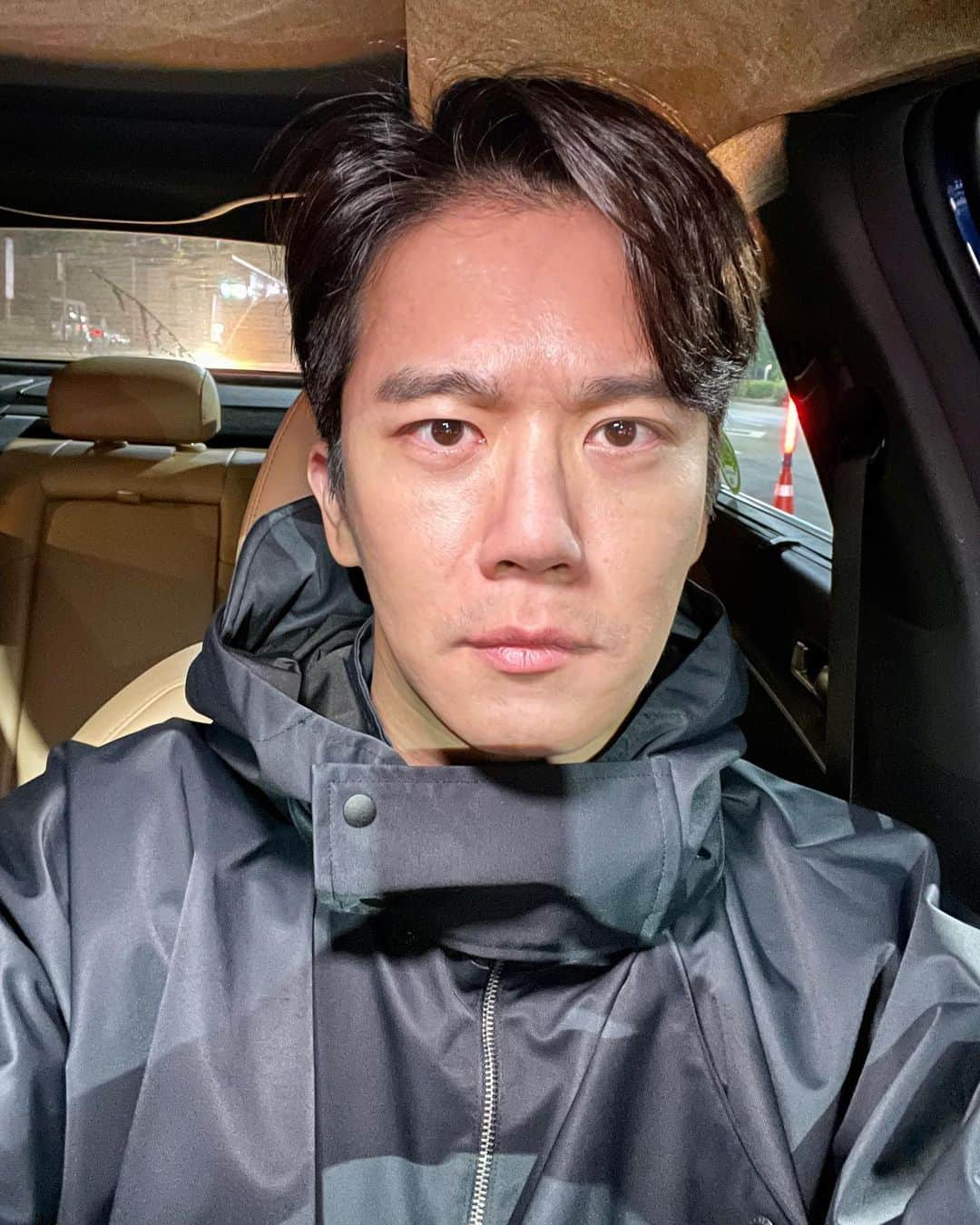 ハ・ソクジンのインスタグラム：「오늘 밤 #블라인드 ep.11 🔜  우의 입은 류성훈은 과연 어디로..?  #블라인드  #재밌다고입소문나는중」