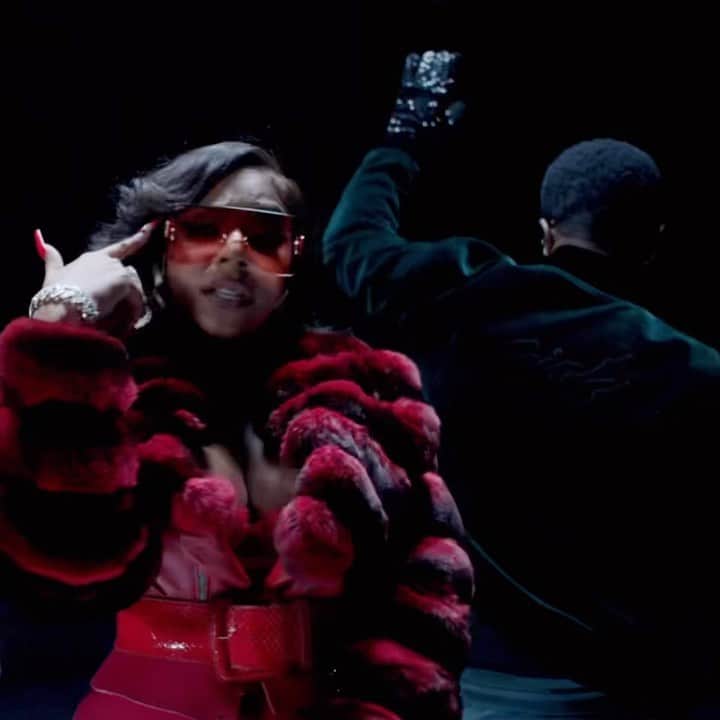 アシャンティのインスタグラム：「“Im finished with it she can have ya lil….”🤣 “Gotta move on remix” streaming everywhere now!! @diddy」