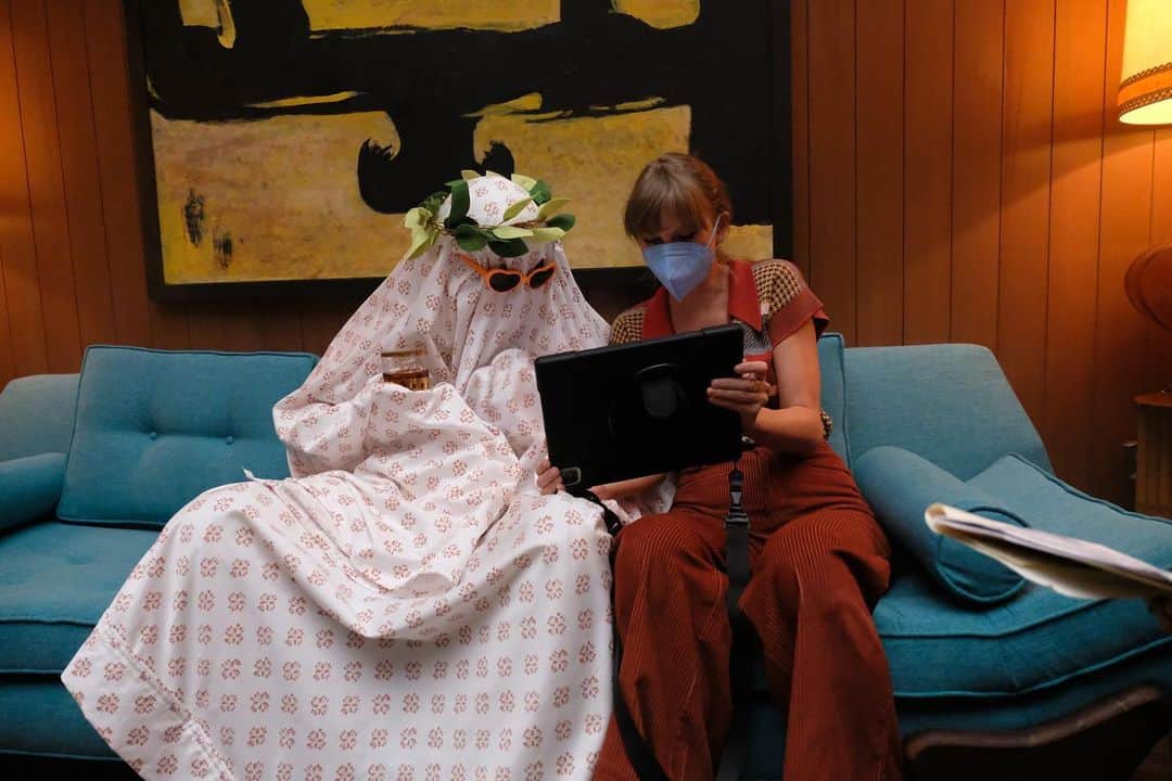 テイラー・スウィフトのインスタグラム：「The Anti-Hero video is HERE, which I wrote and directed. Watch my nightmare scenarios and intrusive thoughts play out in real time, with some help from the excellent @birbigs, @bejohnce, and @maryelizabethellis who fabulously portray… get ready for it… my grown sons and daughter in law? Anyway. Forever grateful to my incredible DP @the_rinayang and our amazing crew. 🌌🤩」