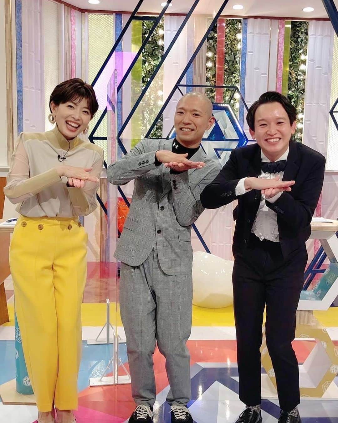 のインスタグラム：「明日のネタバレ✨ 人気コーナー#今田キーワード  #恋愛と結婚の違い についてMTG‼️  皆さんそれぞれの意見があって面白いですよ〜🤭  #今井らいぱちさんと#kento fukayaさん は同期ユニットコンビ‼️ 写真を撮る時のポーズで悩んで皆んなで悩んで…なぜか手裏剣ポーズになりましたw🤣  明日の11時55分からです！」