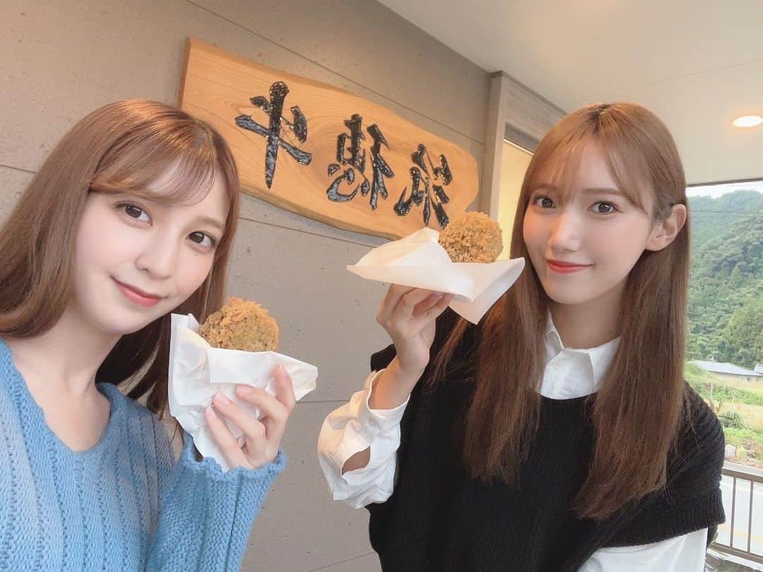 のインスタグラム：「. なっちゃんと @hiizuru.akanesou の メンチカツ食べたよ✨ . ほんっとに美味しかった😮‍💨 土日のみの数量限定みたいです！！ . お肉もすごかったぁ🥩 . #福岡グルメ #メンチカツ #あかね荘」