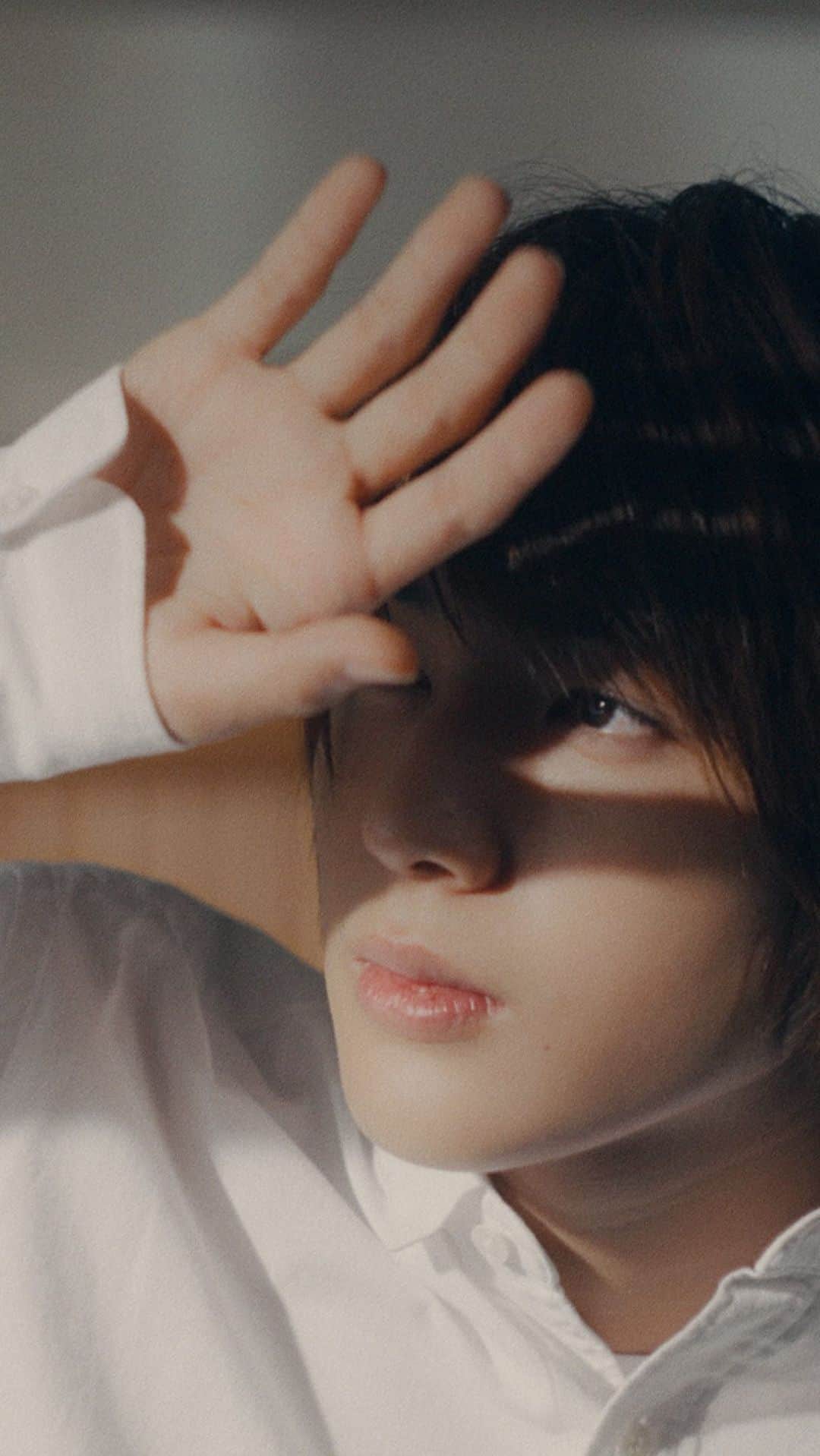 かとうみさとのインスタグラム：「少年のアビス(@dramatokku_mbs )ED主題歌SpendyMily「Iris」MV監督しました！ 毎週一緒に駆け抜けてくれたこの楽曲が大好きだったので撮影出来て、令児役の荒木飛羽くんが出演してくれて嬉しかったです🐠 決まりきった運命を脱ぎ捨てて歩いていくイメージで作りました🛣  youtu.be/4T_BMYUS0O8」
