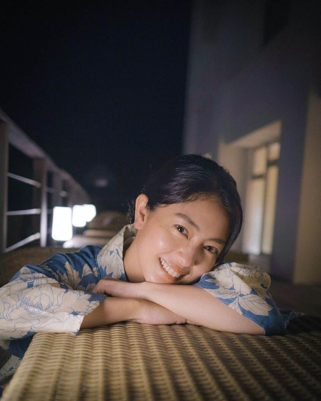 のインスタグラム：「・  娘役の美杏ちゃんが休憩中に撮ってくれた写真📸  まだ小学生なのに、色んなことに興味津々で、パパ役の井上さんから写真の撮り方を教わりながら私のことを沢山撮ってくれた🤗  あんなに面白い子、久々出会ったなぁ〜✨ また、いつか大きくなった美杏ちゃんと会ってみたいものです✨  美杏ちゃん、ありがとう〜  #ポートレート #浴衣 #浴衣女子  #japanesegirl #yukata #夏の思い出」