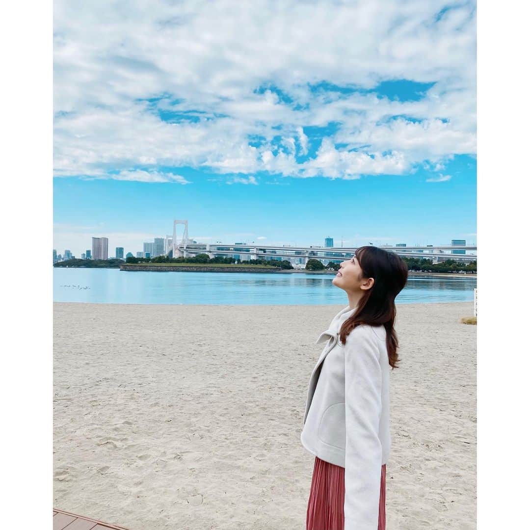 竹俣紅のインスタグラム：「⭐️ 今週もイット！を観てくださってありがとうございました。 ⁡ 実は最近、時間を見つけると、空を見上げて雲の写真を撮るようにしています📸 ⁡ めずらしい形の雲が撮れたら、「ソラよみ」の中でご紹介したいなと思っているのですが、 そうは巡り会えるものではないので、地道に撮っていきますね！ ⁡ 三井気象予報士をはじめ、気象センターの皆さんに天気のあれこれを教えていただいている日々です☺️ ⁡ ⁡ 2枚目は、会社の入り口にある検温カメラの前に立つも、 反応が無くてしょんぼりしているガチャピンです。 ⁡ イット！公式インスタ @livenews_it に載っている ガチャピンとの2ショット写真を撮るときは、 どんな立ち位置で、どんなポーズで撮るか、 ガチャピンが考えてくれるのですよ〜💚 キュートでパワフルなガチャピンにいつも元気をもらっています✨ ⁡ ⁡ #イット」