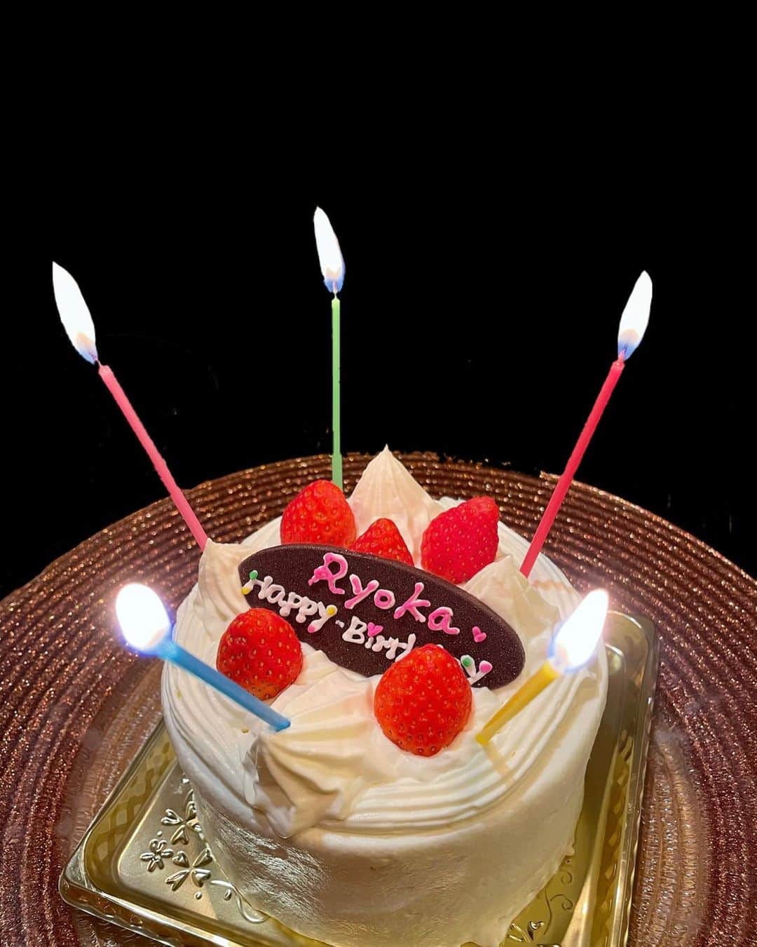 大島涼花のインスタグラム：「🎂 本日24歳になりました、 毎年実感がないまま歳を重ねていたけど今年はちゃんと歳を重ねられた気がします。やっぱり何歳になってもおめでとうの言葉は嬉しい。24歳も素敵なひと、こと、ものと出会えると良いなと思います。  24歳もたくさん、これからもたくさんお芝居ができますように！ よろしくお願いします✔︎  2枚目は約20年前の私です、」