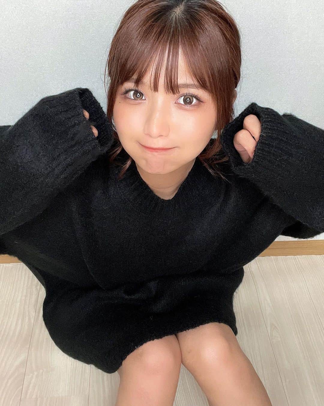 山本ゆうかのインスタグラム：「@wego_official のモヘアライクBIGプルオーバー👗 私はこれだけで着れるようにLサイズ！ 元々ビックサイズだけど、Lサイズの方がオーバーサイズ感があって これはモテる……！！！(願望)と思いました。  今SHOPLISTでタイムセール中だよぉ( ˘ω˘ )！  ストーリーにもリンク貼ってるけど、よかったら検索してみてね！めちゃかわいい｡ﾟ(ﾟ´ω`ﾟ)ﾟ｡！  #WEGO #MOCO2 #MOCO2ニット #モヘアライクニット　#黒ニット #ニットコーデ #オーバーサイズ #足 #水光カラコン #カラコンレポ」