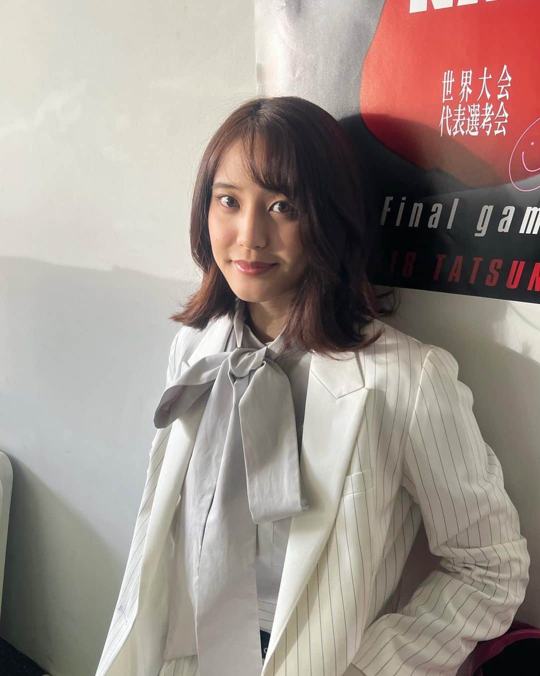 山崎紘菜のインスタグラム：「🥊 #ドロンジョ#DRONJO 第3話、今夜です〜〜 #WOWOW #愛ちゃんの洋服基本白かピンク説 #背景の愛ちゃんサイン入りポスターを先着で10名様にプレゼントしません」