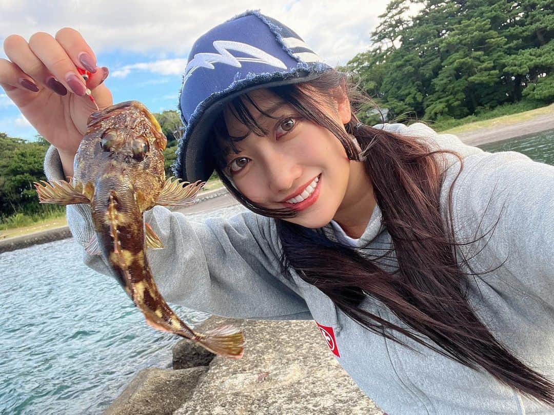 片原恵麻さんのインスタグラム写真 - (片原恵麻Instagram)「初めてのブラクリ釣りでカサゴげっと〜🐟❤️  グングン引きが強くてめちゃめちゃ楽しかった〜!! 色んな穴にブラクリを入れて探していくんだけど、宝探し感があって釣れた時の嬉しさも倍増⤴︎  ちなみに、 #お魚ガブッちょ めちゃめちゃおすすめ!! 見た目がグミみたいで可愛いし、何より手がまっっったく汚れない〜🥹 ブラクリは仕掛けもシンプルだから、挑戦しやすいね‪🫰  また1人でもやってみよ〜😚  #カサゴ#堤防釣り#堤防#カサゴ釣り#根魚#釣りガール#釣り女子#釣り#釣り堀#釣りスタグラム#釣りファッション#釣りバカ#釣り好き#釣り人#釣りフォト#釣り部#海釣り#魚釣り#アングラー#釣り大好き倶楽部#釣り好き女子#ツリジョ#fishing#钓鱼#낚시#鱼#강태공#낙씨광#ルアマガ女子部」10月21日 22時19分 - emma_katahara