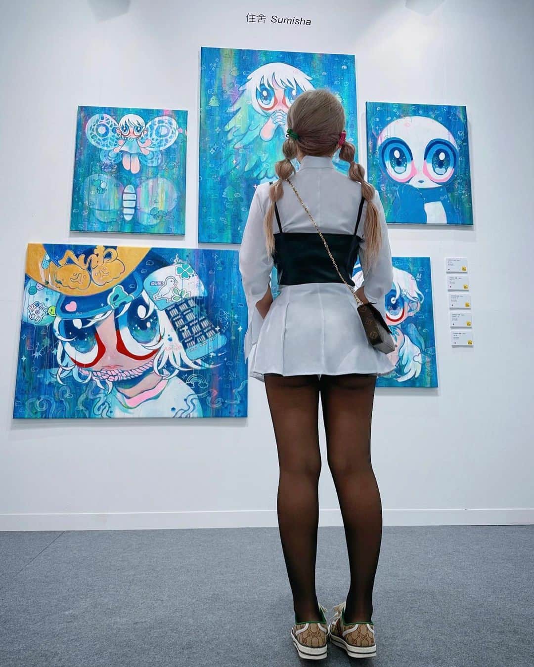 泥泥林のインスタグラム：「𝔸ℝ𝕋𝕤🎨🪄 1-10？ #swipeleft 👉 喜歡畫畫也喜歡看別人畫的畫 還有那些鮮豔，很令人著迷♡✰♬  📍台北國際藝術博覽會 @arttaipei  🕰️2022/10/21 - 10/24 at 台北世貿  / btw, 我有穿褲子 偷放大的自首喔🫵😂」
