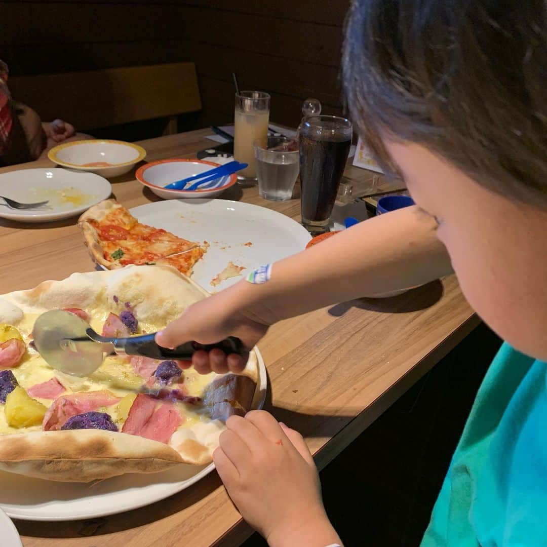 長崎真友子さんのインスタグラム写真 - (長崎真友子Instagram)「【長野県東御市】 東御市に出張してきました！現地視察と、市役所では市長との対談でした！ 家族で1番軽井沢を愛している長男のために軽井沢へも一泊‼️ 東御市の魅力はなんと言っても、冷涼な土壌で栽培できる葡萄でしょう！ワイナリー欲しさに移住してくる人も増えてきているとか🍷私もワインエキスパートとしては、ワイナリーは夢ですが、ここに畑を借りてまずは野菜から栽培予定！  今回子どもたちのアクティビティも試したかったので連れて行ってよかったー！フォレストアドベンチャーなども近くにあるし、ぶどう狩りは最高でしたね🍇✨キャンプ場もよき♫ 東御市にもある、軽井沢の人気のチーズショップ&レストラン、#アトリエドゥフロマージュ も30分以上並びましたがチーズ尽くしのランチ堪能できました🧀✨ 私が表敬訪問や視察している間に子どもたちは上田の方に歴史探訪に出かけていました‼️  長野県は大人も子どもも楽しめるなぁ‼︎今回は料理研究家の谷口ももよさんもご一緒させていただき、薬膳コラボを提案中です☺️ 冬の長野県も好きなのでまた行ってきます‼️  #女子アナ47 #地方創生　#地方局　#フリーアナウンサー　#アナウンサー #地方創生アナウンサー　#動画制作 #ご当地商品　#japanesegirl #announcer #長野県　#東御市　#tomi #toumi #東御 nagano　#魅力発見　#国内旅行 #旅行好きな人と繋がりたい #たびすたぐらむ　#ぶどう狩り #ファーム　#子連れ旅　#出張　#businesstrip」10月21日 22時37分 - mayuko_nagasaki