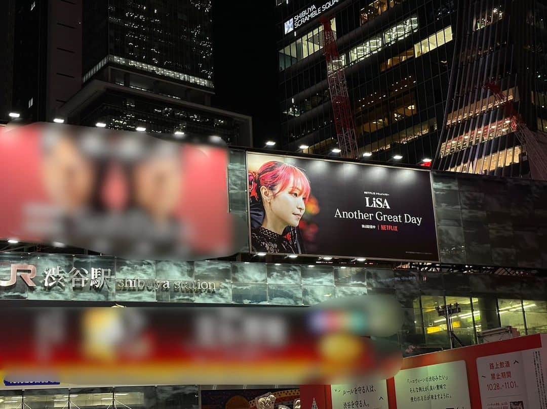 LiSAさんのインスタグラム写真 - (LiSAInstagram)「岐阜県関市から東京渋谷駅に着陸は、エモすぎ〜🥹❤️❤️ 10/27までです🪧  【おしらせ】 JR渋谷駅に Netflixドキュメンタリー『LiSA Another Great Day』の屋外広告が登場！ 掲出場所はJR渋谷駅前Jボード、スクランブル交差点のシブハチヒットビジョンの2か所になります。 お近くにお立ち寄りの際はぜひご覧ください。  #Netflix #LiSA  #ネトフリサ #LiSAAnotherGreatDay」10月21日 22時48分 - xlisa_olivex