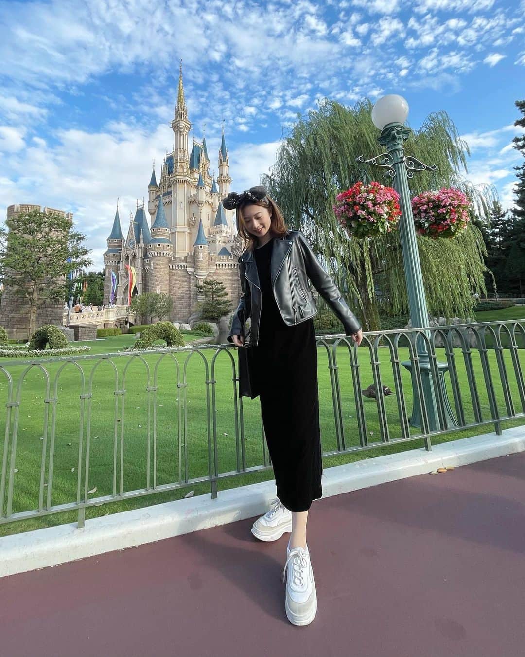 TakeuchiAyaka のインスタグラム：「. . Disney land🐭 大好きなエレクトリカルパレード見れて 美女と野獣も乗れてhappy♡」