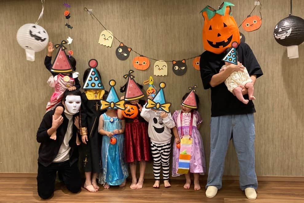 室照美さんのインスタグラム写真 - (室照美Instagram)「先週末..🎃早めのハロウィンパーティー＆４歳の合同誕生会でした♡保育園のお友だちと！長女コムロは念願叶ってエルサに。次女も10分だけ参加！！ この日た〜んまり集めたお菓子を、今日はコレにする〜明日はコレ〜と毎日楽しそうな娘です💕私は当日、張り切ってキッシュを焼いていったけど、慌てて作ったので切ってみたら半熟どろどろのキッシュに(´°̥̥̥̥̥̥̥̥ω°̥̥̥̥̥̥̥̥｀) とろとろ部分も美味しいよー！と優しい大人たちが完食してくれました♡💦写真も撮りそびれ.. リベンジせねば！ママ友のスイートポテトはそれはそれは美味しかったですっ❤︎ #ハロウィンパーティー #わちゃわちゃ」10月21日 23時52分 - terumin_min