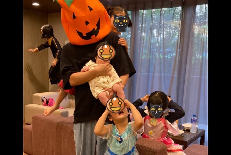 室照美さんのインスタグラム写真 - (室照美Instagram)「先週末..🎃早めのハロウィンパーティー＆４歳の合同誕生会でした♡保育園のお友だちと！長女コムロは念願叶ってエルサに。次女も10分だけ参加！！ この日た〜んまり集めたお菓子を、今日はコレにする〜明日はコレ〜と毎日楽しそうな娘です💕私は当日、張り切ってキッシュを焼いていったけど、慌てて作ったので切ってみたら半熟どろどろのキッシュに(´°̥̥̥̥̥̥̥̥ω°̥̥̥̥̥̥̥̥｀) とろとろ部分も美味しいよー！と優しい大人たちが完食してくれました♡💦写真も撮りそびれ.. リベンジせねば！ママ友のスイートポテトはそれはそれは美味しかったですっ❤︎ #ハロウィンパーティー #わちゃわちゃ」10月21日 23時52分 - terumin_min