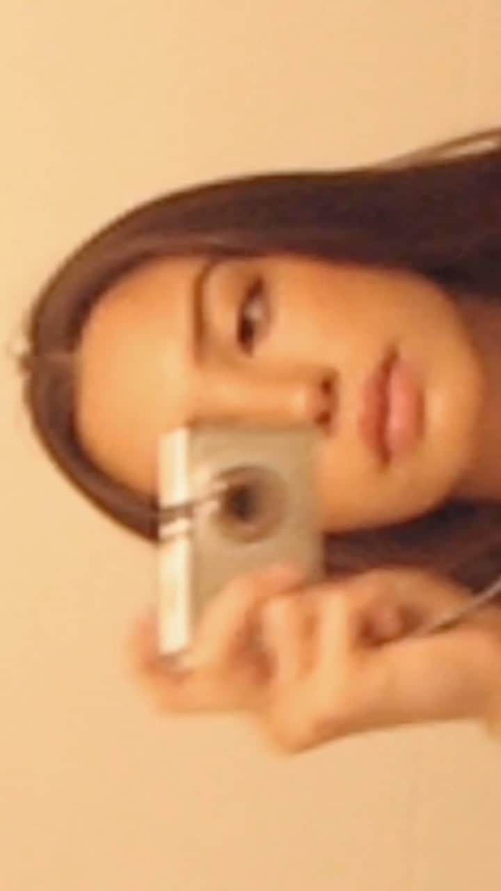 セリーヌ・ファラクのインスタグラム：「It’s the early 2000’s and you’re excited to upload your mirror selfie on MySpace.」