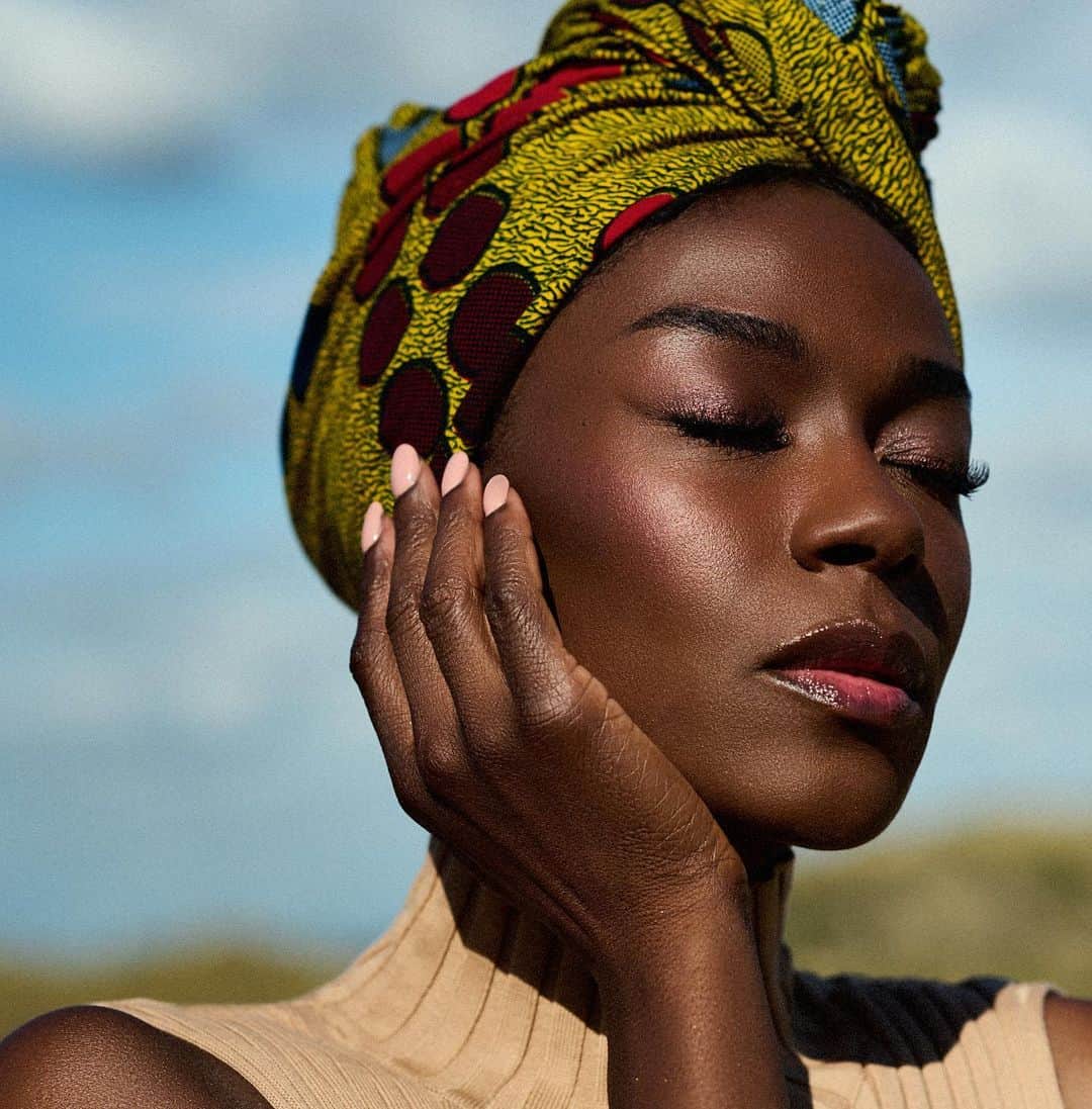 ジョヴァンカのインスタグラム：「Dank voor al jullie lieve comments op de @janmagazinenl shoot ❤️❤️ Geniet van de zon Sending love!   Styling @rensvdploeg / Make up @resy___ / Fotografie @ericvandenelsen.photography」