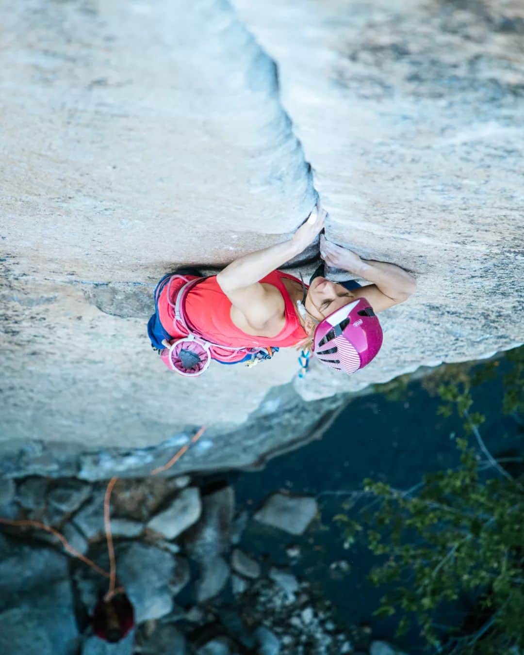 カタリーナ・ザーヴァインのインスタグラム：「Tradclimbing ➡️ Sportclimbing  After a great time in Cadarese full of finger cracks, handjams, stemming and corners it's time to go to Arco for some sportclimbing with the @austriaclimbing youth team.   Photo by @jonglassberg in Yosemite some years back.  @lasportivagram @petzl_official @marmot_mountain_europe #foryourmountain #accesstheinaccessible #Yosemite #cadarese #tradclimbing #fingercrack #climbing」