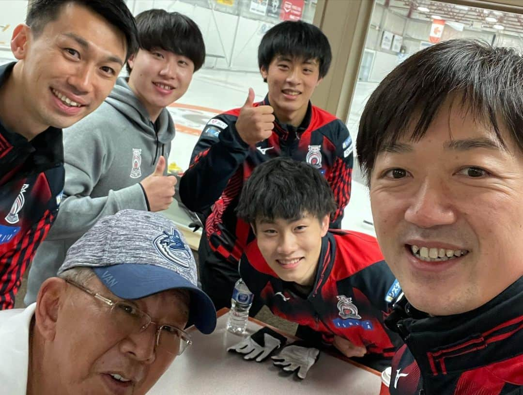 阿部晋也さんのインスタグラム写真 - (阿部晋也Instagram)「Driving Force Decks Int’l Abbotsford Cashspielに優勝しました🥇 時差がある中の視聴・応援ありがとうございました😊  テツは3連覇、僕は病気療養で不参加の年があったため2018年以来2回目の優勝でした✌️ 日本ではなかなか経験出来ないタイプのアイスで、本当に良い経験が出来たと思います。 この大会には男子にSC軽井沢クラブ、女子に中部電力が参加していましたが、日本から来たチームが毎週のように世界中でツアー優勝を争うような時代が来たことを嬉しく思う反面、ここで満足せず、もっともっと上を目指して行かなきゃいけないと感じました。  フジさん、初日から結局全試合観に来てくれてありがとう！！ 試合後に「オレね、ちょっと聞きたいことがある」って、何でこうゆうプレーをしたのか、その意図は？みたいなことを聞かれて答えたら、 「オレただ知りたいだけなの、今ジュニアのコーチしてるからね、勉強したいの」って笑ってたけど、本当にそうゆう姿勢尊敬してる。俺もいつかそんなカーリング おじいちゃんになれるよう、見習わせてもらいます。 また会いに行くから元気でね！！  今日は移動日、これからLeducに向かいます✈︎ 爽太は先に帰国するため、次戦は4人で頑張ります💪  #北海道コンサドーレ札幌 #コンサドーレ #コンサドーレカーリング チーム #abbotsford #abbotsfordcurlingclub #ishiya #あいプラン #hardlinenation #シズナイロゴス #アクエスティ #永山運送 #エゾデン #mizuno #エアルファースト #次も頑張ります」10月18日 4時28分 - shinyabe106