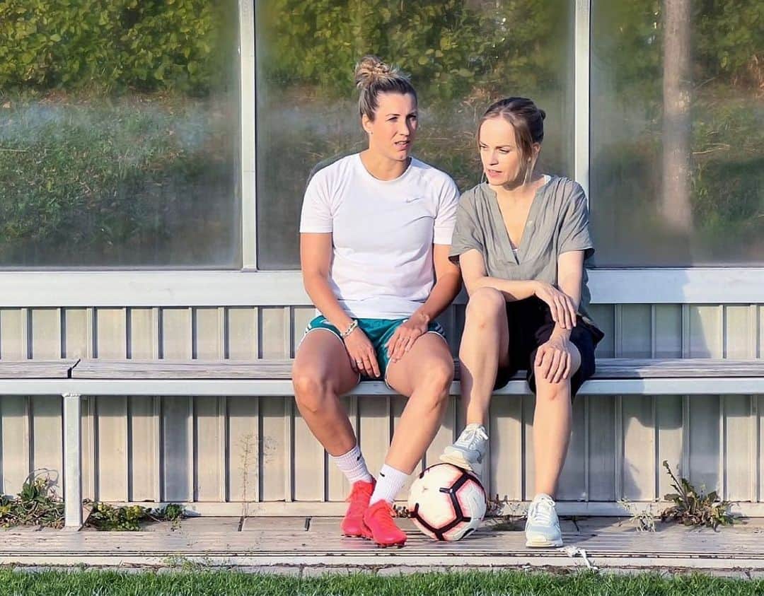 Verena Faisstのインスタグラム：「Zurück auf den Fußballplatz? Nichts ist unmöglich wenn man ein Ziel hat und eine Familie die dich bestärkt.  Es sind schon über zwei Jahre nach meinem Karriereende vergangen. In dieser Zeit ist viel passiert. Im September 2020 bin ich Vollzeit als Quereinsteigerin in einer Kita eingestiegen. Parallel habe ich mein Studium vorangetrieben. Im November 2021 wurde ich Mutter. Anfang 2022 habe ich dann entschieden es noch einmal zu probieren. Ok, mein Studium ist immernoch nicht ganz beendet ;)   Zurück zu alter Stärke, zurück auf den Fußballplatz. Das es leicht wird hat mir keiner gesagt. Das es unmöglich ist aber auch nicht ;) Eine Challenge mit offenem Ausgang.   Der SWR hat uns im Alltag begleitet und eine kleine Doku aufgenommen…Falls ihr es verpasst habt:   https://www.ardmediathek.de/video/friederike-klopft-an/folge-2-verena-als-mutter-im-profifussball-s02-e02/swr/Y3JpZDovL3N3ci5kZS9hZXgvbzE3MzU2OTY  #friederikeklopftan #comeback」