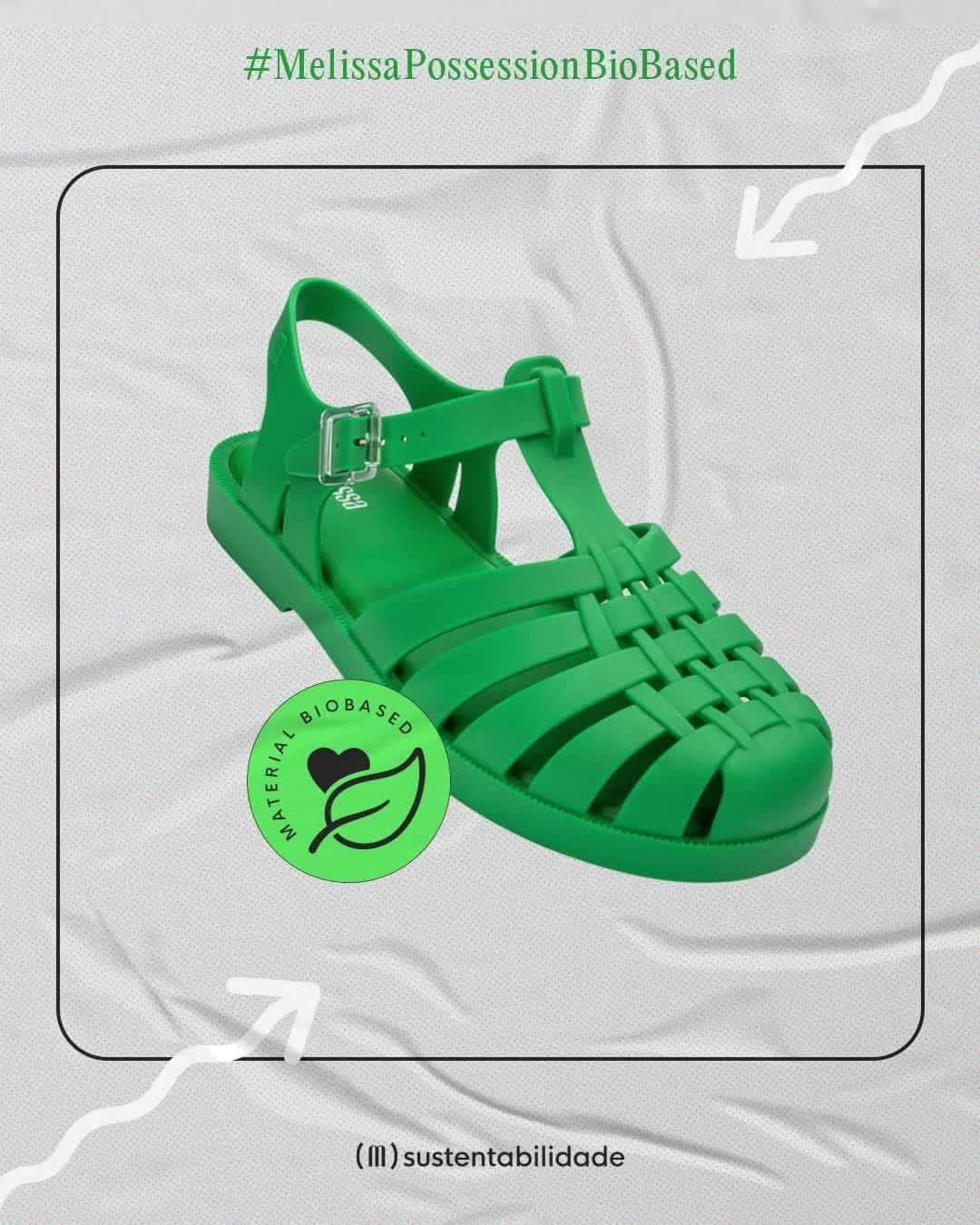 メリッサのインスタグラム：「Alerta novidades que deixam o coração quentinho 💚  No #MêsdoConsumoConsciente a mamis tá passando aqui pra avisar que a nossa clássica #MelissaPossession está com novas cores e com uma atualização extraordinária! 🥰  O ícone ganhou uma edição especial que conta com modelos produzidos com menos impacto ambiental e com uma parcela do material com origem vegetal o que resulta em uma redução de cerca de 30% nas emissões de carbono na atmosfera. Incrível, né?! 🍀  Curtiu a novidade? Então, garanta a sua #MelissaPossession no link da bio e venha fazer parte dessa jornada mais sustentável ✨」