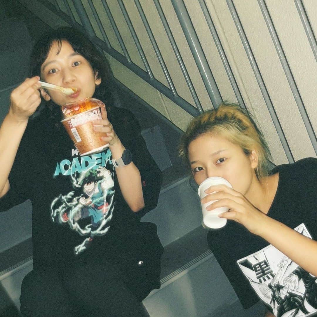 三戸なつめのインスタグラム：「#タクフェス #ぴえろ 東京公演千秋楽💐ありがとうございました！ ９月から始まったお稽古があっというまに終わり、東京公演もあっというまに過ぎて行った。 東京公演でお客さんからもらったパワーを糧に、地方公演もがんばってきます🔥！ ひとつひとつ大事に愛を持って。 写真は明菜役のまりんちゃんと🥋 この日は2人で大反省会をしてたときだったと思います。なつかしいね。笑 ４枚目わたしどこにいるかわかりますかー？😳 #mito_natsume」