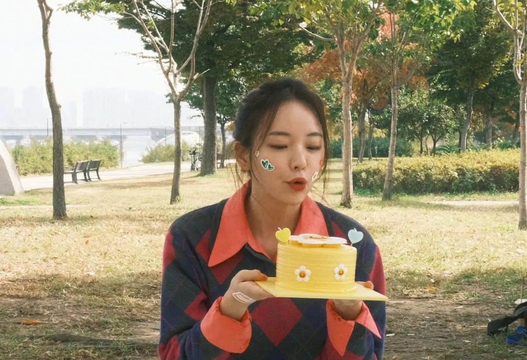 キム・チェウンのインスタグラム：「생일 축하 감사합니다 🎉💝」