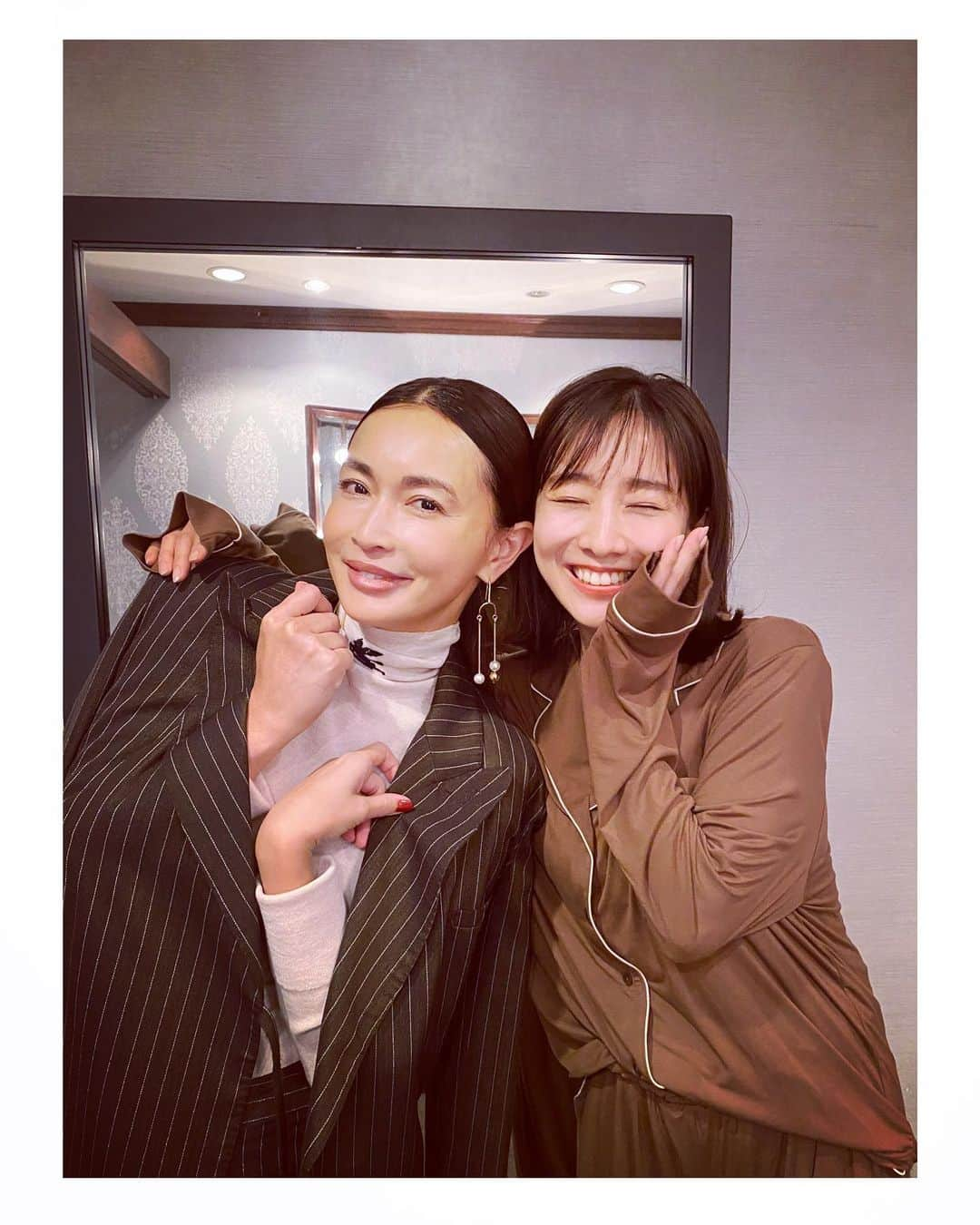 長谷川京子さんのインスタグラム写真 - (長谷川京子Instagram)「グータンヌーボヌーボSPのスタジオ収録後、田中みな実がESSbyのナイトウェアを着て部屋に来てくれました😵 気に入ってくれたみたい。 こういうサプライズを度々してくれる彼女😂 本当にありがとう❤️ そして今晩10時からはグータンヌーボヌーボSPが放送です。 観てね！ @essby_official  @goutemps_ktv  #ナイトウェア#essby#グータンヌーボ2」10月17日 20時30分 - kyoko.hasegawa.722