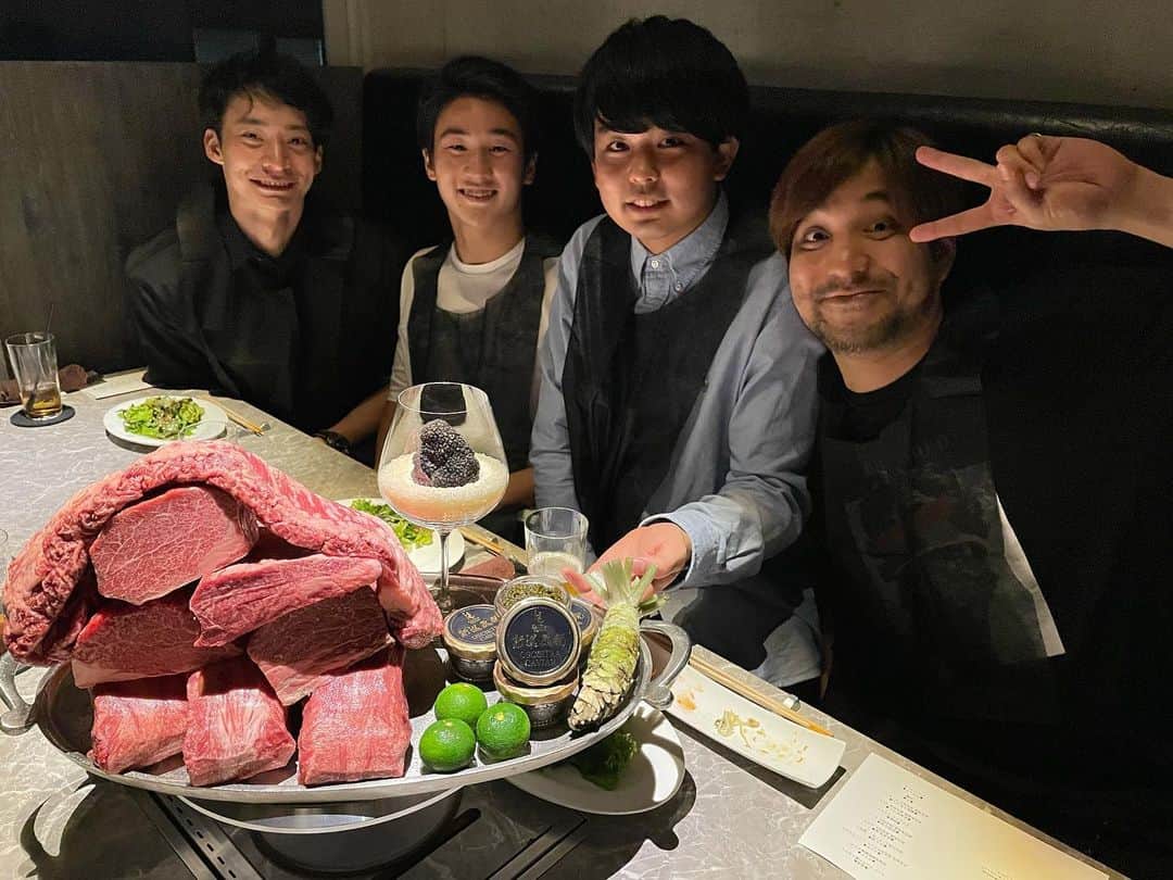 立石諒のインスタグラム：「翔馬のお母様にお誘いいただいて 新進気鋭に行ってきました 死ぬほど美味い。 なんだかんだりょーすけとは すんごい久しぶりに会った #新進気鋭 #肉 #慶応 #しゃーなし関西 #反抗期 #笑笑」
