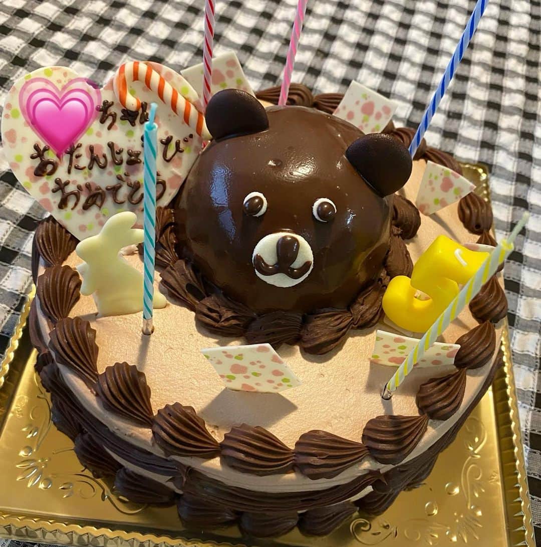 白田久子さんのインスタグラム写真 - (白田久子Instagram)「🧸 フルーツ苦手な娘の誕生日ケーキは、 チョコケーキでお祝い🤎 高知で有名な旅館 @ryokan_jyoseikan の特別ケーキをプレゼントして頂きました。可愛すぎる😍 #やめてシリーズ #お待ちください #ネタはたんまり #高知子育て #年子ママ」10月17日 20時51分 - hisako_shirata
