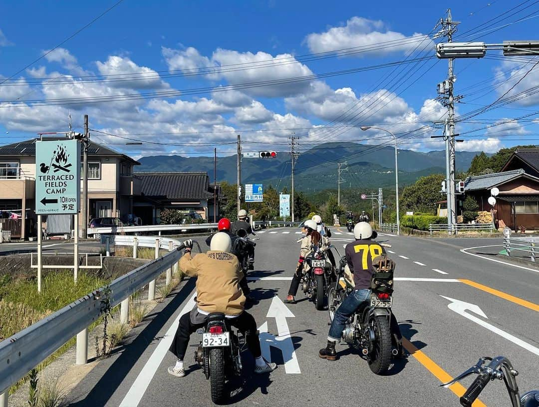 伊藤準規さんのインスタグラム写真 - (伊藤準規Instagram)「⚡︎  ラングリッツラリー＆サイラツー🔥 VINTAGE＆CHOPPERだらけ❤️‍🔥 あの台数で走るのは興奮したなー😎✨ 思い出の写真がマヌケ顔になってしまった😅 サイラツーメンバー最高🔥感謝です😊‼︎  #langlitzleathersmotorcyclerally  #cylamotorcycledept  #earlyshovel #shovelhead #harleydavidson #chopper  #アーリーショベル #ショベルヘッド #ハーレーダビッドソン #ハーレー #チョッパー #ジョッキーシフト #バイク」10月17日 21時07分 - junki_itoh