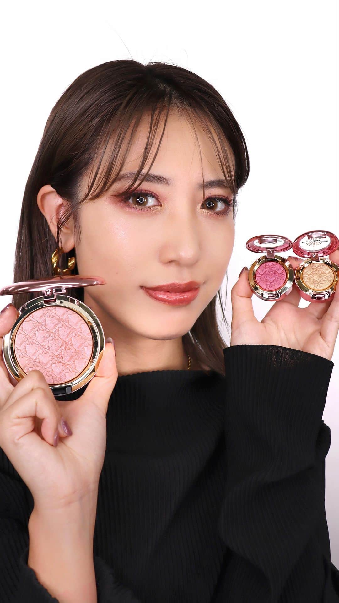 M∙A∙C Cosmetics Japanのインスタグラム：「＼明日オンライン先行発売！／ #MACクリスマスコフレ2022  ホリデーシーズンはもうすぐそこ✨ きらめくカラーとアイテムを身に纏って、今年のホリデーパーティを乾杯で始めましょう🥂  【動画内使用製品】 🎀スパークラー アイシャドウ: モア プレゼント, プリーズ 🎀スパークラー アイシャドウ: ドント バースト マイ バブリー 🎀エクストラ ディメンション スキンフィニッシュ: ラップド イン ゴールド 🎀ラスターガラス シアー シャイン リップスティック: ディーズ リップス アー エクスペンシブ  🎀ブラシ ウィズ フェイト ブラシ エッセンシャル キット  2022/10/18(火) オンライン先行発売 *午前10時発売予定。システムの影響により、多少前後する可能性がございます。何卒ご了承ください。 2022/10/21(金) 全国発売 *全国店舗予約受付中 　 #MACBUBBLESANDBOWS #MACHOLIDAY #MACバブルズアンドボウ」