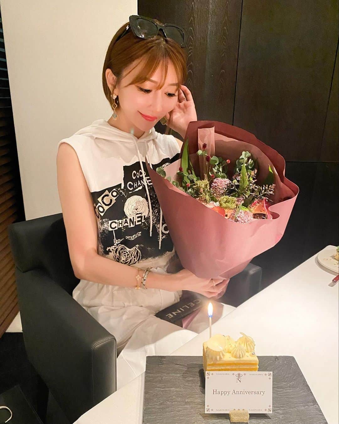 のインスタグラム：「💐🎁🤍 ・ ナリサワさんで❤︎anniversary 秋めいた頃だったので 秋のお花💐をチョイスしてくれ いろいろ考えてくれたことにも 嬉しいし感謝です💗 ・ なりさわさん👨‍🍳もとっても良い方で 素敵な時間を過ごすことができました💛 ・ 最後の写真は 会員制マジックBAR🪄 マジックで🎂が出て来て しっかり驚かされました❤️ ・ こちらこそいつもありがとう❤︎ ・ ・ #だいぶ時差投稿🤣 #happyanniversary」