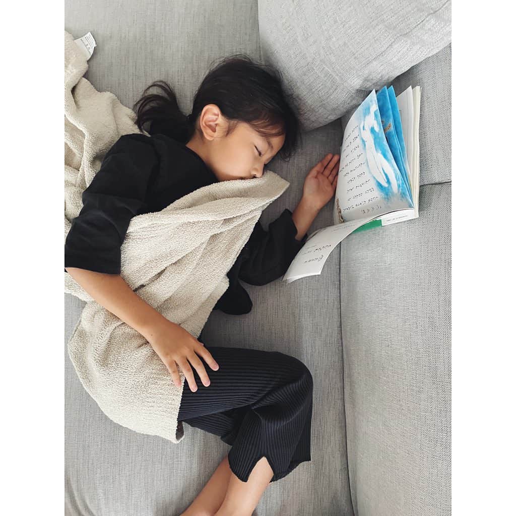 原田沙奈子さんのインスタグラム写真 - (原田沙奈子Instagram)「音読の宿題を読み始めて3行目で、これ。  「あ！きょうは、ずこうがあるからブラックコーデにしよ♡」と、汚れが目立たない服を選んだ今朝。 そーゆーところは慎重なのに、なんでこんな大胆に寝られるんだか。  この数分後、この写真のシャッター音で目が覚めて。 「あー！ねちゃってたー🤣」と1人で大笑いして。 なかなか笑いが止まらないらしく。 やっと音読再開したのに何がおかしいんだか笑っちゃうもんだから、永遠に終わらず。  その永遠に付き合う私の顔、絶対引き攣ってたよね。 そ、そうね、個性…尊重していこっと🫠  #7歳  #宿題はじめるとすぐ眠くなるらしい」10月17日 21時36分 - sanakoharada