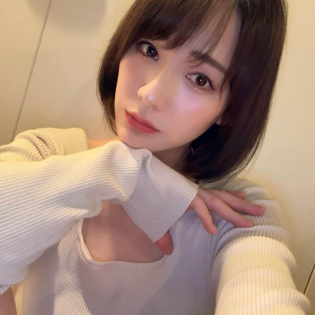 永棟安美のインスタグラム：「今日のメイク結構いい感じに出来た気がする🫢最近納得行く感じに仕上げられてなかったから嬉しい🫣💞チークの色味大事‼︎」