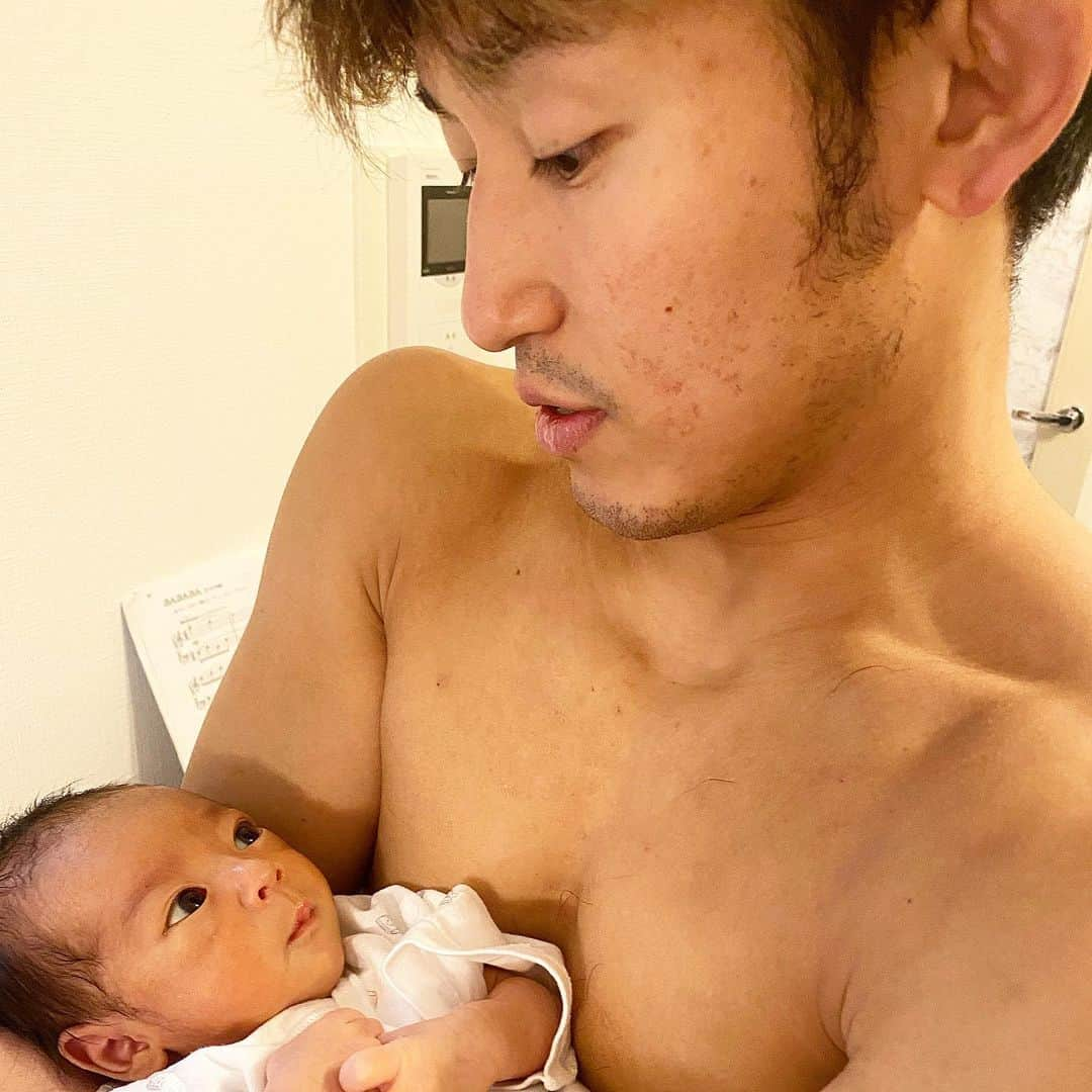 才賀紀左衛門のインスタグラム：「しかしイケメンな赤ちゃんやなぁ〜  #新生児 #赤ちゃん #イケメン #イケメンベイビー #イケメン赤ちゃん #パパ #ママ #子育て」