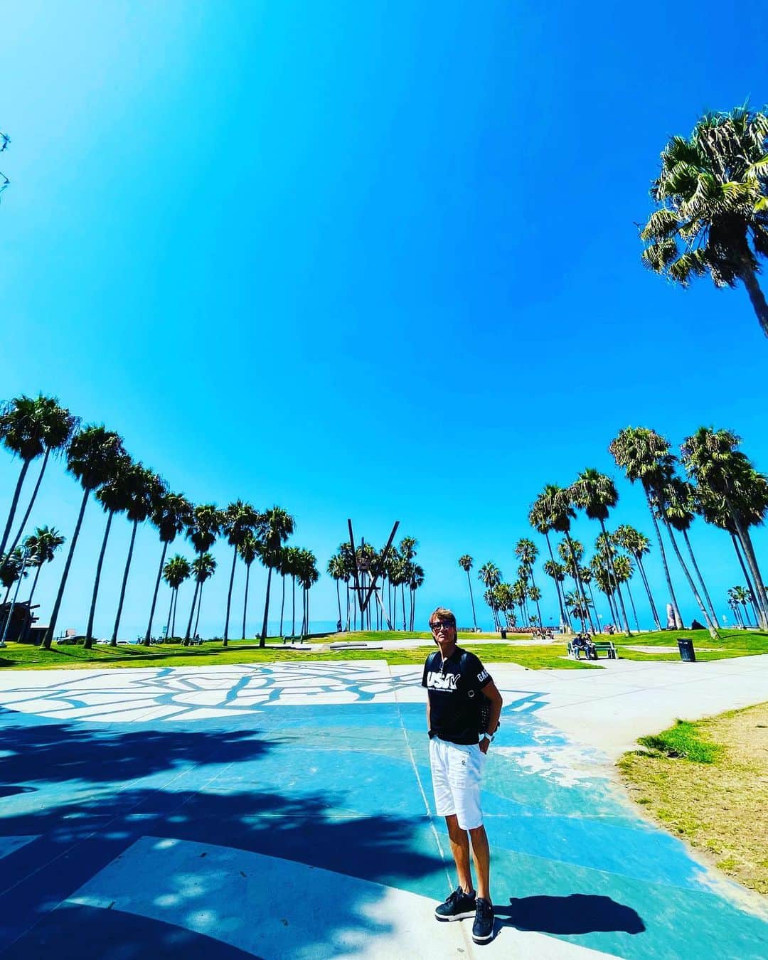 のインスタグラム：「快晴無風ほぼ貸切ベニスビーチ♡ready?#venice×art #beach×art #california #beachtour #california #losangeles #venicebeach #usa #beach #love #art #nature #マイケル富岡 #タレント #俳優 #撮影 #surfershouse #beachhouse #隠れ家 #generalamericanhome #海 #ビーチ #大自然 #癒し #ロス #ベニスビーチ #芸術 #アート #lalife #lastyle #usatv #ビーチツアー」