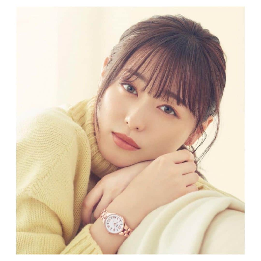 福原遥さんのインスタグラム写真 - (福原遥Instagram)「. この度、#CITIZEN 「#wicca」から新商品が発売されました☺︎ 色は3色という事で、今回は３つのwebCMを撮影させていただきました✨  手元の時計がキラキラと可愛らしくなるだけでこんなに楽しい気分になるんだなぁと改めて感動します✨  スイーツの味わいから連想される感情をテーマにしたシリーズで、少し大きめの文字板×デザイン性のあるローマ数字インデックス×細めのフレームの組み合わせが視認性はもちろん、洗練されたおしゃれな印象を演出します✨ 文字板全体をお皿に見立て、中央には洋食器を連想させるパターンをあしらい、シンプルながらもクリームを思わせるような植字もポイント！  是非、誕生日プレゼントや、クリスマスプレゼントや、自分へのご褒美に🎁 手元から綺麗に元気になりませんか✨ 「A Taste of Love Moment」」10月17日 22時31分 - haruka.f.official