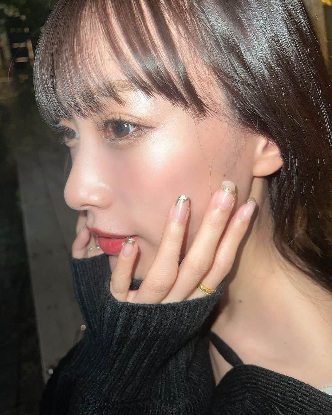 岡島彩花のインスタグラム：「このマツエクの自然さ🌿  マスカラしないだけで メイク本当に楽になる🫶🏻  #マツエク  #マツエクサロン  #マツエクデザイン」