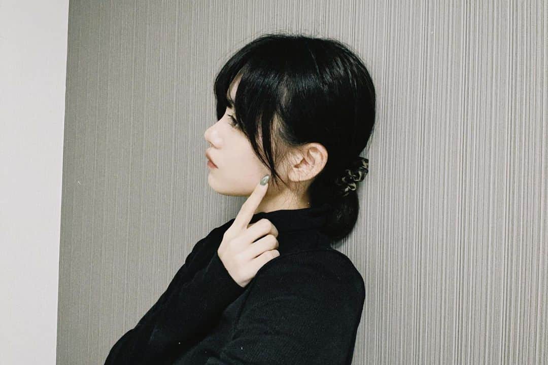 土光瑠里子のインスタグラム：「こういう雰囲気も好きかな？  1日終わって髪ボサボサなってるう  #レトロ　#フィルター　#Japanese #japanesegirl #	데일리 #좋아요　#팔로우」