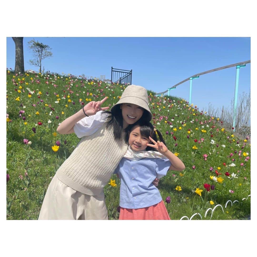 福原遥のインスタグラム：「. 本日からいよいよ「#舞いあがれ !」も第3週目に入ります☺︎ #浅田芭路 ちゃんとのお気に入り写真🌷 会いたくなっちゃうなぁ💓 私が大好きな幼少期時代の物語✨ 東大阪・五島列島の幼少期の沢山の経験は舞の人生のターニングポイントですし、お母ちゃんや、ばんばや、父ちゃんにとってもそうだと思います！  今週から舞台は五島列島から東大阪に戻ります✈️ 3週目からは父ちゃんのお仕事がクローズアップされてきます！ お父ちゃんの夢、舞の夢が動き出します✨ 是非今週も月曜日〜金曜日8時からと、 再放送12時45分からの「舞いあがれ！」をお楽しみに😌 1週2週を見逃してしまった方は#NHKオンデマンドでもお楽しみ頂けます！」